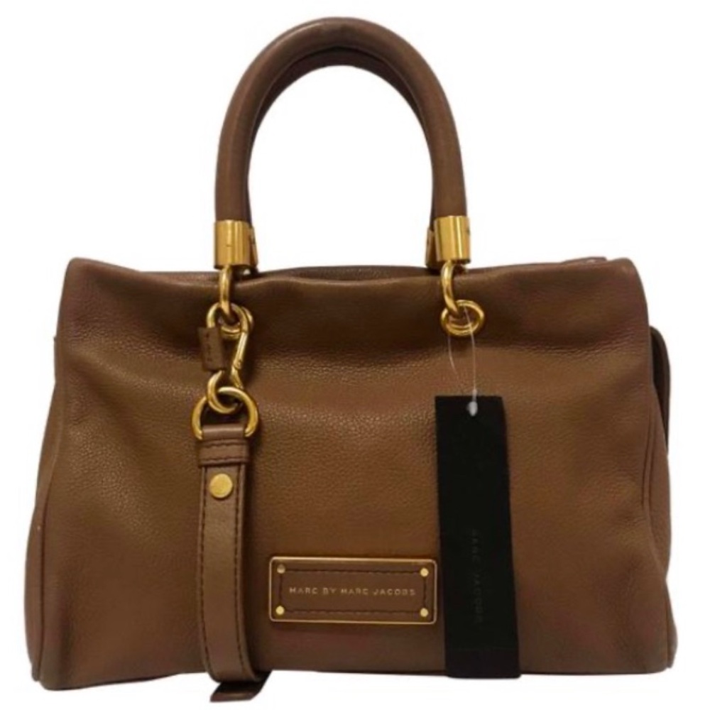 NWT MARC JACOBS TOO HOT TO HANDLE LARGE LIGHT CHOCOLATE. GREAT QUALITY. TIMELESS